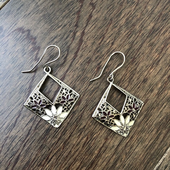 🌻3/$15 free shipping Flower silver earrings - Picture 1 of 2